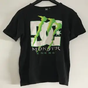 Supercool T-shirt med Monster Energy tryck! Säljer den då den inte kommer till användning lägre. Sparsamt använd så den är i bra skick! Köparen står för frakten!👻🦎