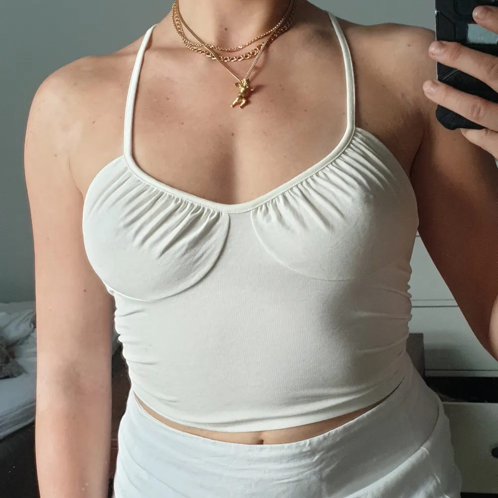 Such a pretty top for summer nights, with ruched boob details and lace up back. Brand new never worn.. Toppar.