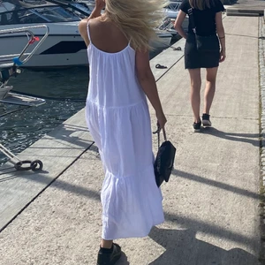 Vit linneklänning - Finaste linneliknande klänningen i strl S från H&M. Endast använd en gång så nyskick! Så fin med tjocktröja över också 💙