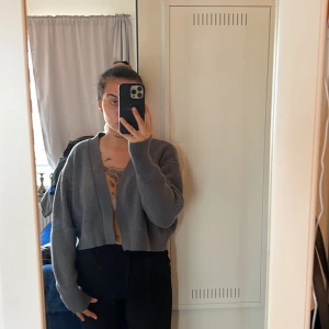 Stickad kofta - Köpt på Zara, aldrig använd 