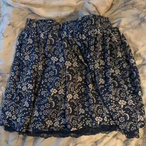 Mörk blå sommrig tjol - Har glömt vart jag köpte en ifrån men fortfarande hel och inget slitage.