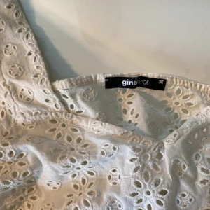 Sommar topp - Söt sommar topp, perfekt till midsommar! Använd fåtal gånger så i väldigt fint skick. Frakt tillkommer📦