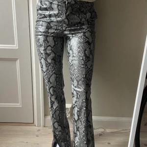 Byxor med ormmösnster - Byxor från NA-KD i storlek 34. Jag är 171 och bär normalt sätt 34-36 i storlek. Köparen står för frakten💌