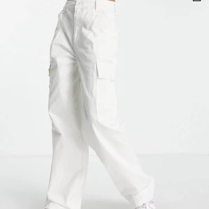 Vita Vida Cargo Pants - dessa byxorna är jättesnygga men tyvärr satt dem inte snyggt på mig, jag köppte fel storlek och glömde skicka tillbaka paketet så dem är helt oanvända! 