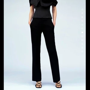 Svarta lågmidjade kostymbyxor - Säljer dessa lågmidjade kostymbyxor från zara då de tyvärr inte passade mig och jag glömde lämna tillbaka i tid. Helt nya med lappen kvar. Andra bilden är lånad från en tjej på tiktok som bär dessa byxorna för att visa hur de sitter! 