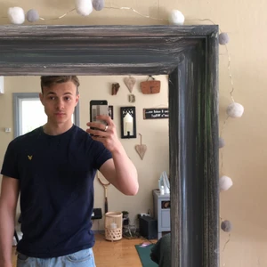 Lyle & Scott T-shirt - Den är i storlek S och sitter väldigt bekvämt.  Gjord av 100% Organiskt Bomull. Nypris 500 men säljer för 200. Tröjan är ganska ny har bara burit några gånger och fick den i present i mars. 