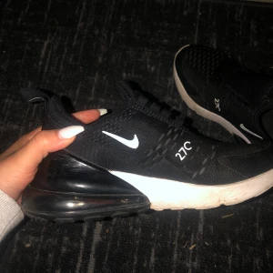 Nike 270 - Skor som är köpta på jd💕 det finns inget skosnöre med och dem är använda där av priset🤍