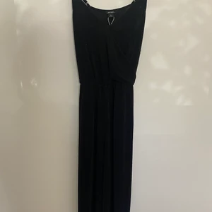 Jumpsuit - En svart jumpsuit i storlek xs från Monki. Den är svart glittrig men det är inte glitter som faller av från klänningen utan det är helt fastsytt. Den är i väldigt fint skick. Köpare står för frakt.