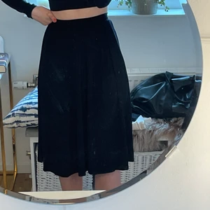 Svart kjol - Svart kjol ifrån Asos som är i bra skick, frakt tillkommer