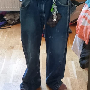 Levi Jeans - Levi 561 Jeans. Hål vid hälarna