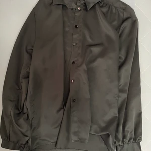 sskjorta i silkes  - köpt på humana! fin och i bra skick! bra layering piece