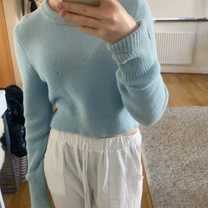 Tröja  - Säljer denna tröja från zara som jag andvändt väldigt få gånger. Säljs för 100kr+frakt då de har några små hål 