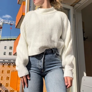 Vit stickad tröja - Kommer sällan till användning. Ber om ursäkt för dåliga bilder - var väldigt stressad. 