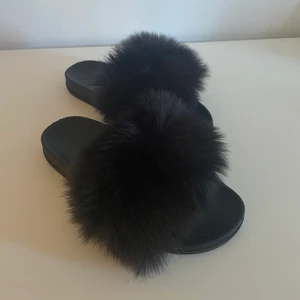 Tofflor  - Svarta lurviga tofflor från shein, skriv för fler bilder eller frågor😊 