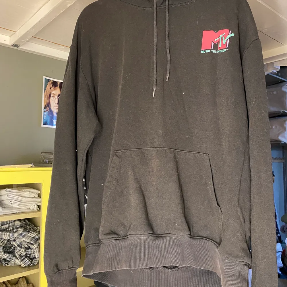 En svart hoodie från H&M med MTV tryck både fram och bak. Har lite sprickor i trycket men den är i bra skick utöver det. Storlek medium. Själv är jag 187cm. Hoodies.