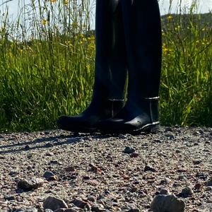 Ridstövlar - Snygga,Fina ridstövlar! Använde dem väldigt mycket när jag var yngre då jag har växt ut dem! Dem tål vatten och lera. Vid test skriv privat till mig 🐎Behöver få sålt så om du är intresserad kan jag sänka priset  