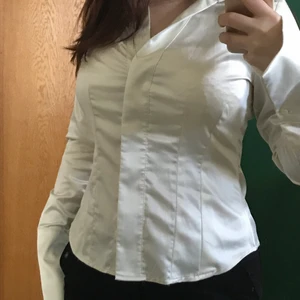 Crémefärgad satin blus - Säljer min figursydda blus med knappar och öppen krage då jag inte använder den💕