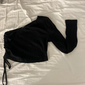 superfin top från shein  - använd en gång, som helt ny. den är ganska kort, nästan som en crop top. säljer pågrund av att ja aldrig använder den.