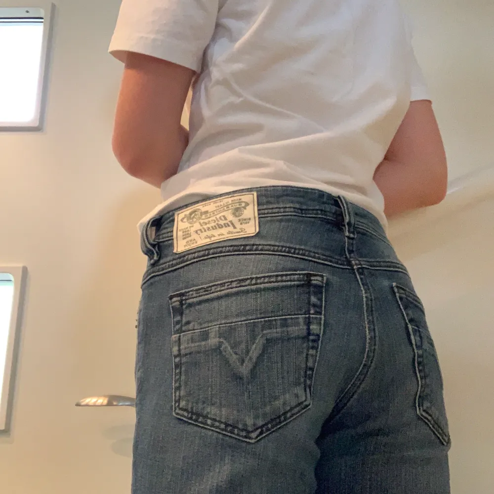 Så coola Low waist vintage diesel straight jeans med ett litet broderi på bakfickan💙 skriv för mer bilder!!! Modellen heter ronhy💙. Jeans & Byxor.