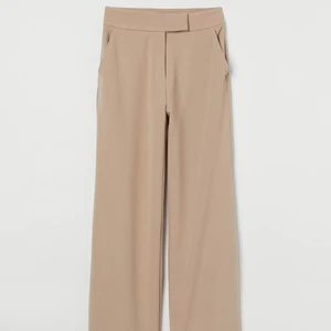 Kostym byxor - Säljer dessa kostymbyxor från HM då de är för långa. Strl XS använda 1 gång, fler bilder kan fås privat.