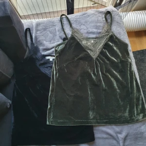 Velour x2 - Storlek XS, en mörkgrön och 1 svart Kollar upp korrekt fraktpris vid intresse