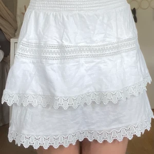 Volangkjol från gina  - En fin och knappt använd volang-kjol från Gina Tricot. Storleken är XS men passar mig som oftast har storlek S.  Säljer pågrund av att jag inte får så mycket användning av den längre   (Köpare står för frakt) 