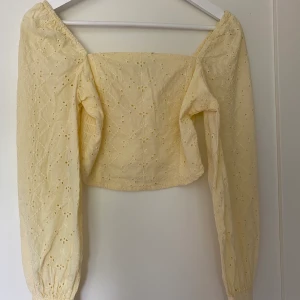 Gul blus/topp från bikbok - Superfin gul blus/topp i ett fint ”spetsmönster” från bikbok. Endast använd en gång så den är som ny. Färgen blir mest rättvis på första bilden. Köpt för 400kr.