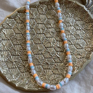 Fint somrigt halsband! - Jättefint och unikt halsband!💓 (Frakten är ej spårbar och kostar 15kr)❤️