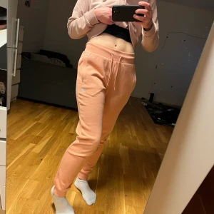 Adidas byxor i stl 36 (S) Oanvänt  - Adidas byxor i stl 36 (S) oanvänt 