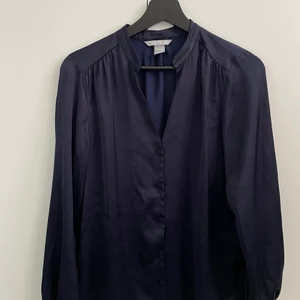 Marinblå blus från HM - Passar en S bra men skulle säga att den är lite längre och rak i modellen, ser silkig ut på, lite så kontorig! 