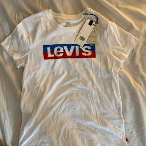 Säljer denna helt oanvända Levi’s T-shirt. Säljer endast då jag har för många T-shirts och pga den aldrig riktigt kommit till användning. Perfekt till sommaren eller som pyjamaströja! 💙💙 