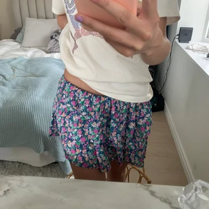 Zara kjol  - Säljer denna somriga kjol från zara❤️ Skulle säga att den passar både XS och S!