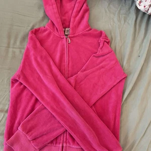 Juicy - Säljer nu min vintage juicy hoodie som knappt används mycket, jättesnygg men kommer tyvärr int till användning 💕 storleken är väldigt liten så den passar nog någon som har xs/s istället 
