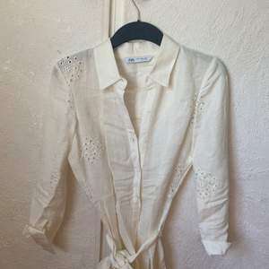 superfin skjortklänning med brodyrhål, knappt använd