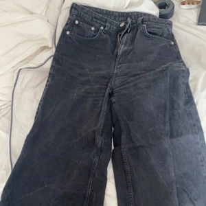 Weekday jeans ace wide - Förkorta för mig som är 172, skulle nog sitta perfekt på någon som är runt 165💕 W26 L30