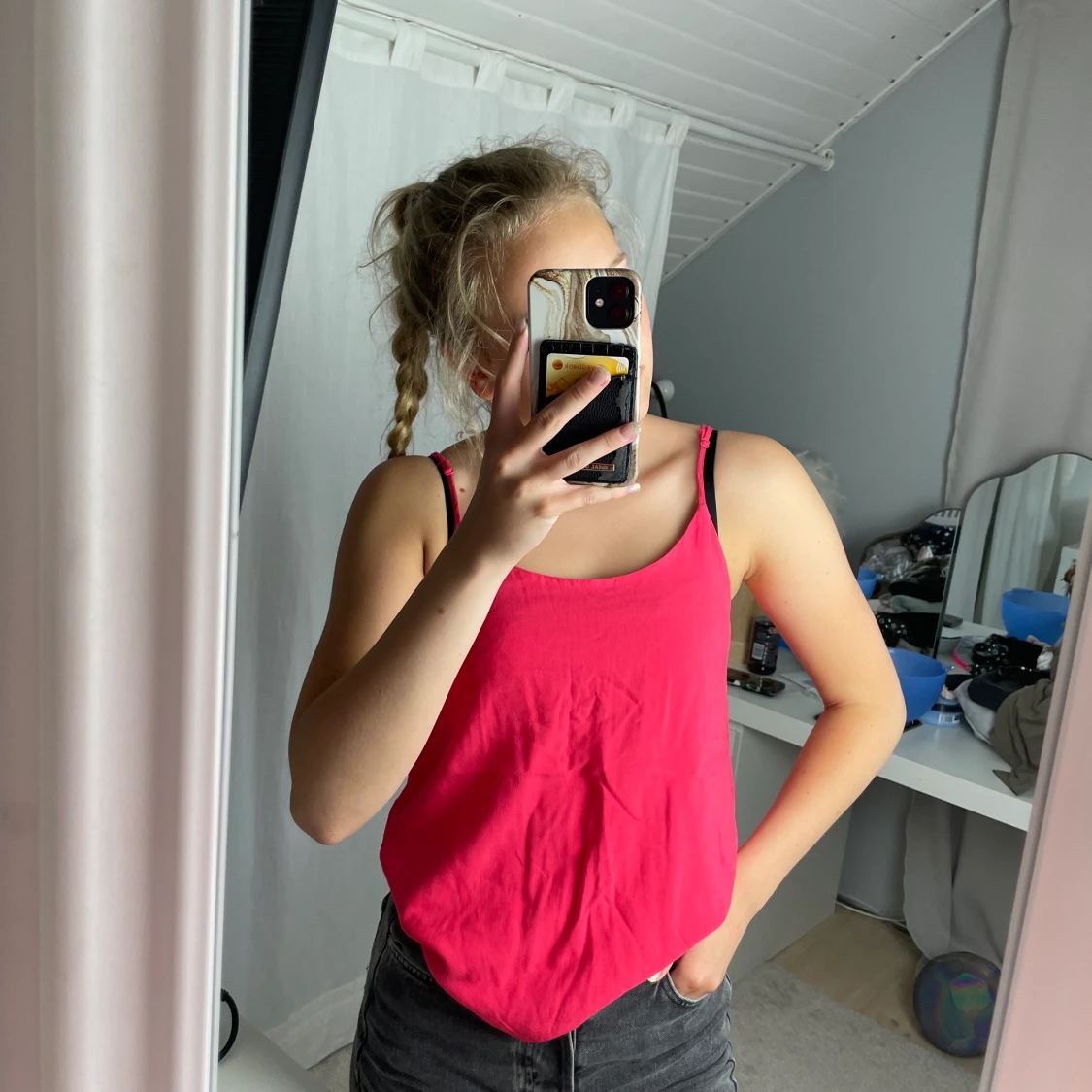 Ett rosa linne med Justerbara axelband 