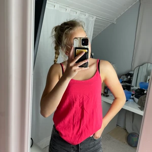 Ett rosa linne med Justerbara axelband  - Ett plagg jag inte använt Legat i min garderob för har aldrig haft tid att handvävda det och känner att jag vill sälja det till någon annan