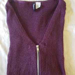 Lila tunn tröja. - Fin glittrig lila tröja med dragkedja fram.