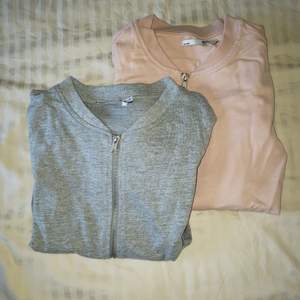 En grå och en ljusrosa basic tröja från lager 157. Dragkedja och fickor framtill.