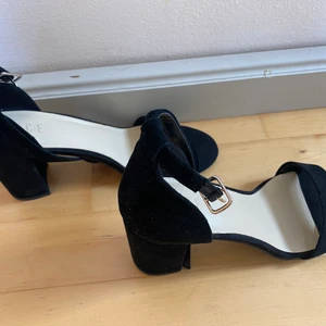 Klackarskor - Jättefina klckarskor. Använd 2 gånger. Passar till allt.