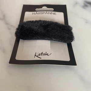 Hårspänne svart lurvigt - Svart lurvigt hårspänne, aldrig använt