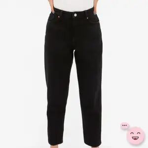 Ett par jeans från Monki i modellen taiki i svart! Aldrig använda med lappen kvar! Storlek 25 & är lite små för mig som är en S/M 🤎