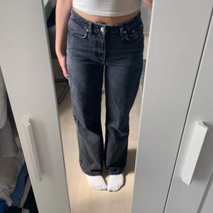 Skitsnygga jeans i storlek S. Säljer för 150+frakt ( 66 ) använda ett par gånger, sköna långa och snygga. Jag är 170 ungefär och dom går till marken.