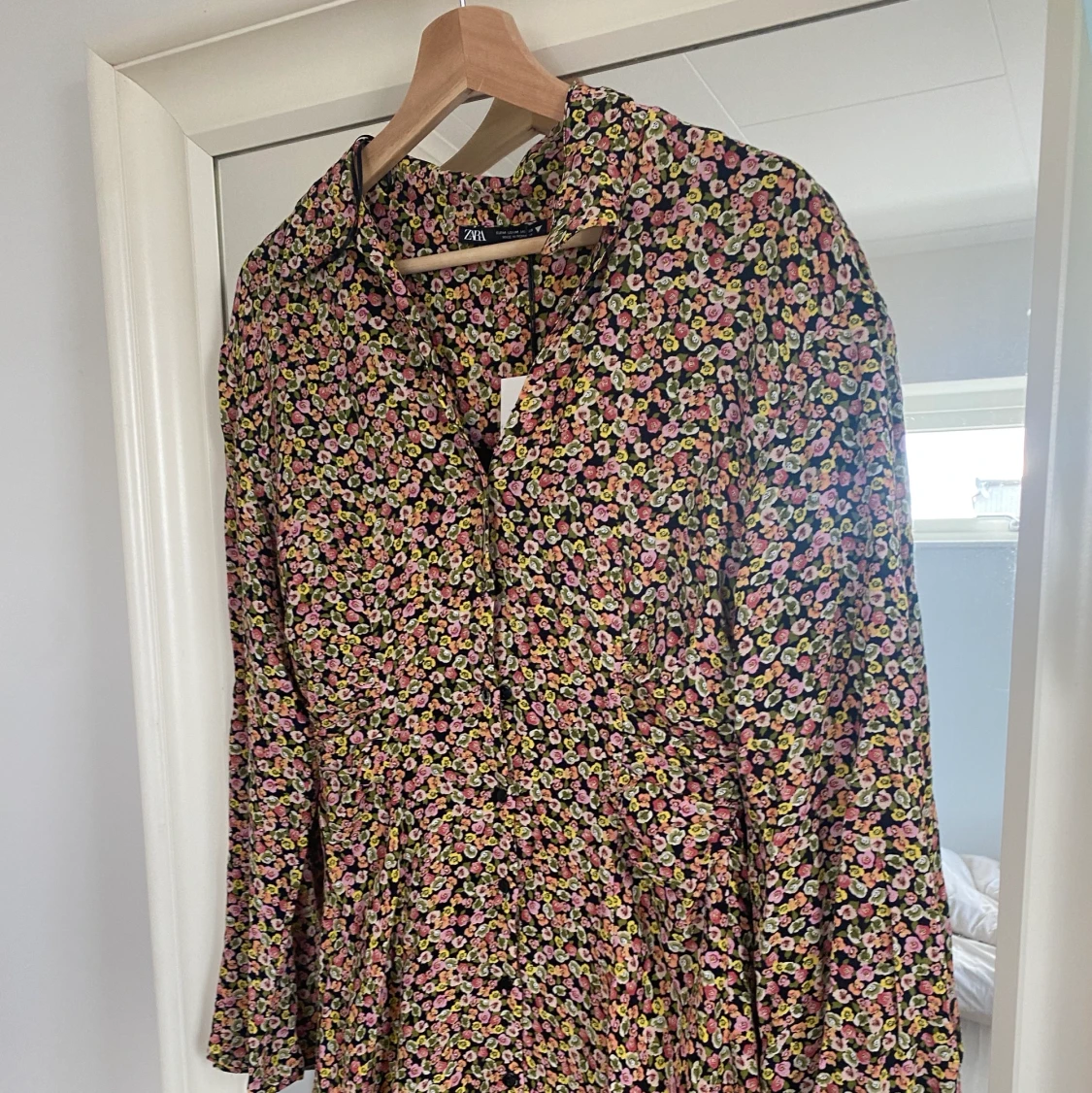 Blommig kort klänning zara