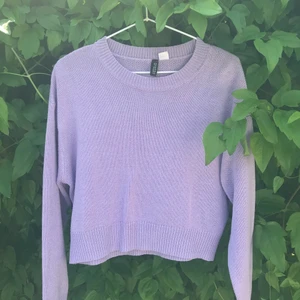 Stickad syrenlila tröja  - Fint skick, inga fläckar eller revor. Köpt på H&M. 
