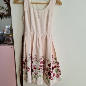 Ank Rouge klänning - Ank Rouge klänning med knytband byst 84 cm midja 70 cm längd 87 cm