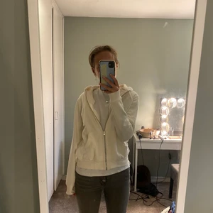 Vit ziphoodie  - Vit ziphoodie från H&M storlek S! Säljer då den inte kommer till användning. Jättefin att ha i sommar när man är brun o skön att bara slänga på sig☺️ Kan mötas upp i Stockholm eller så står köparen för frakt!