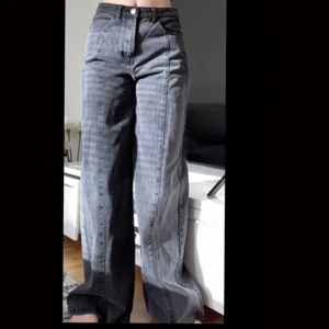 Byxoorrrrr - Här har jag mörk gråa byxor från boohoo. Riktigt nicceee meeen för stora. 😆🙃