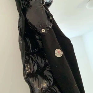 Svart moncler jacka  - Jag säljer min moncler jacka då jag inte vill ha den längre, den är i fint skick och använd ett fåtal gånger. Jackan är i storlek XL