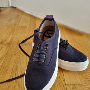 Nya eytys mother  - Fina tygsneakers med en högre sula i mörkblått